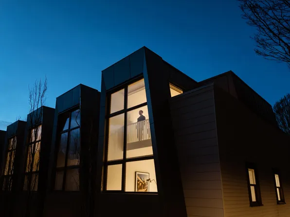 6 W 17th Ave #5, Vancouver, BC V5Y 1Z4