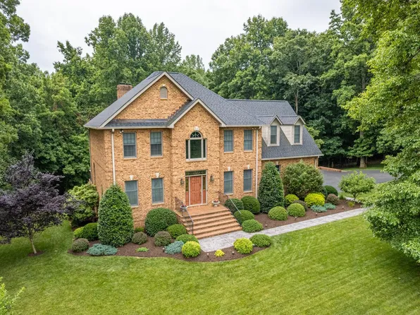 1095 Irvine Dr, Forest, VA 24551