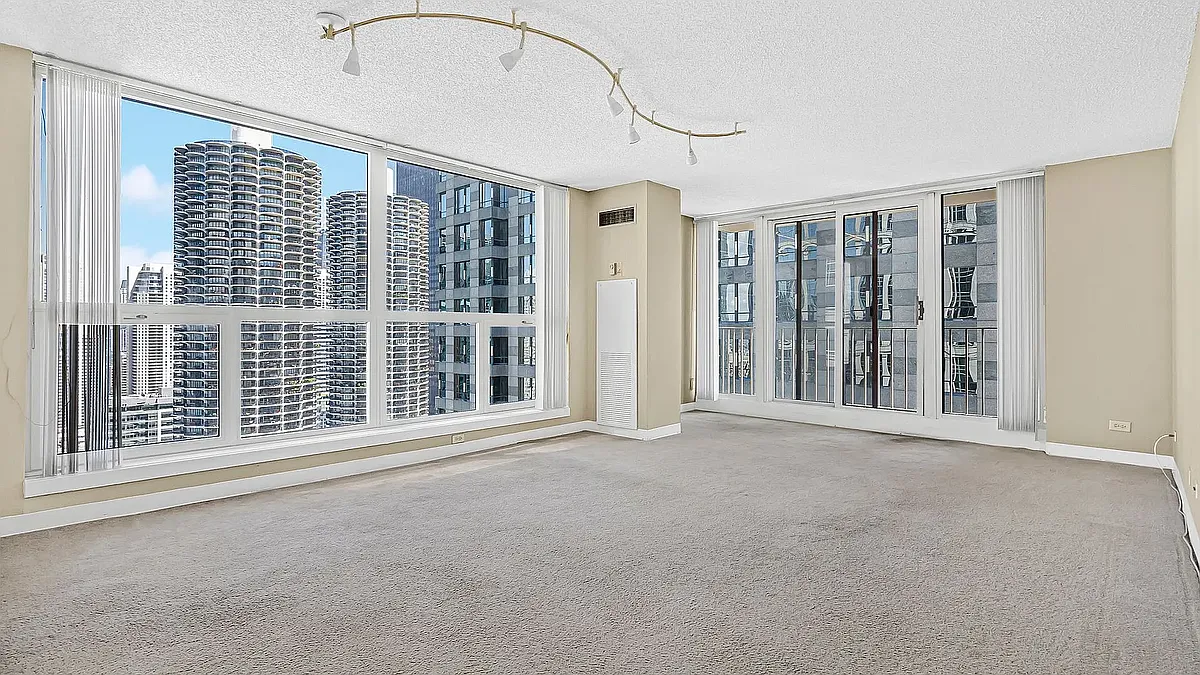 Building Photo - 200 N Dearborn St #4006