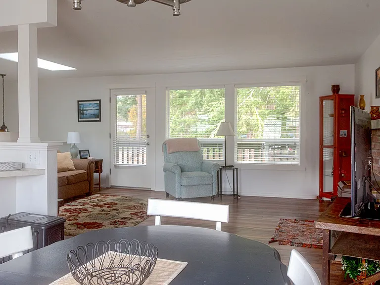 1205 NW Crosby Ave — Photo 10