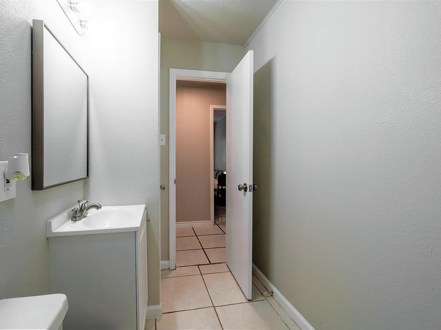 4 bed, 2.0 bath, 1240 sqft, $620 — Photo 3