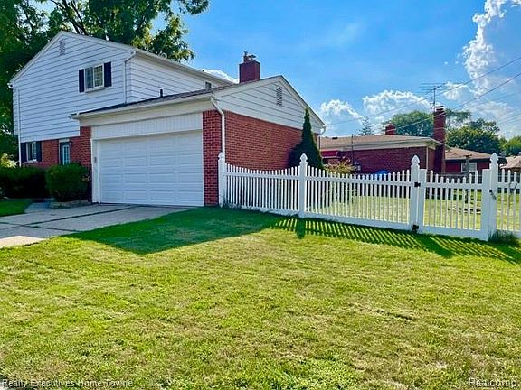 3rd image of 102 Lois Ln