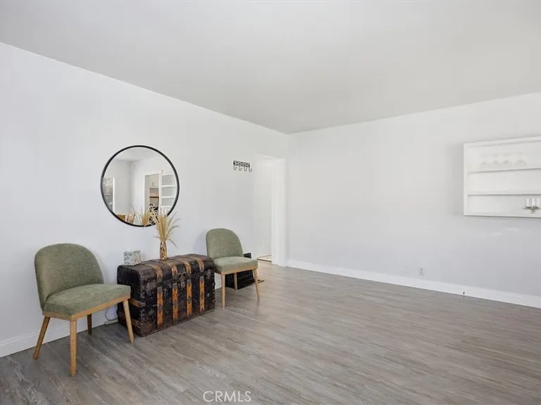 422 S Juanita Ave — Photo 2