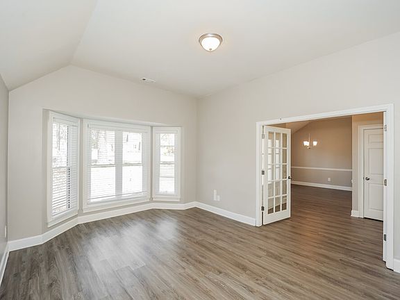 3rd image of 110 Glenridge Dr