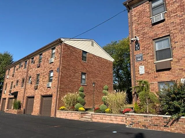 Highland Manor Apartments — Photo 11