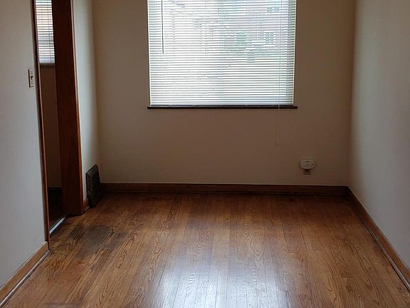 3rd image of 727 Village Dr