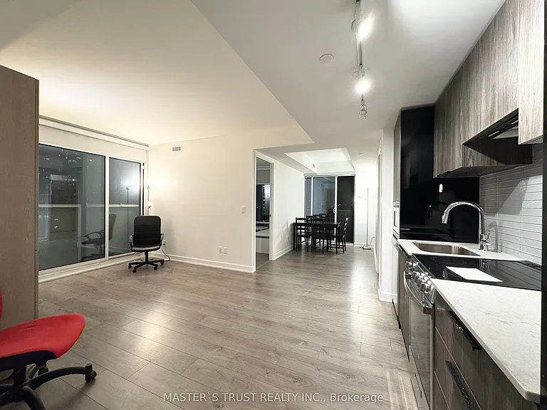 501 Yonge St #2105 — Photo 4