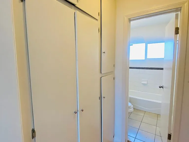 320 E Hyde Park Blvd — Photo 6