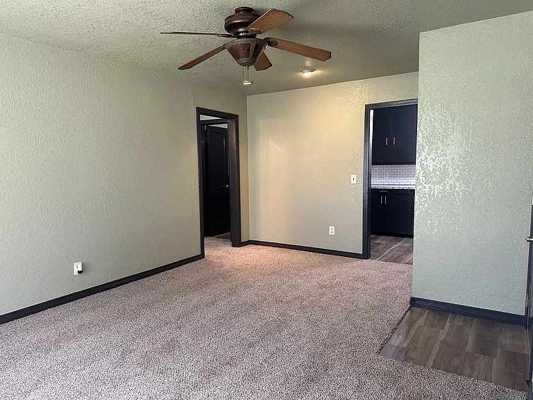 811 W Rush Ave — Photo 6