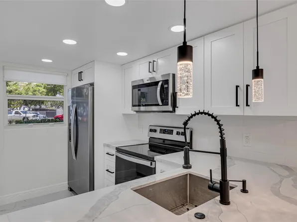 118 Royal Park Drive #1B, Oakland Park, FL 33309