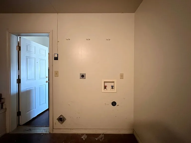 2103 Charleston Ct — Photo 21