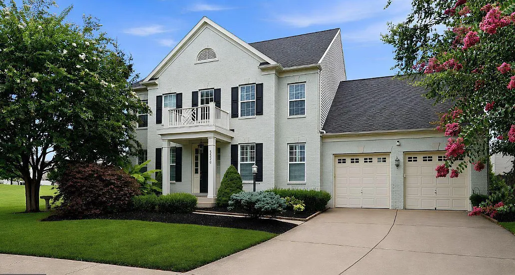 6 bed, 4092 sqft, $5,200 — Photo 2
