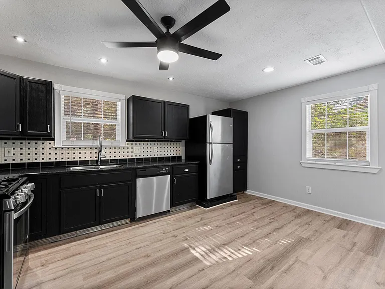 2 Ground Brier Ct — Photo 3