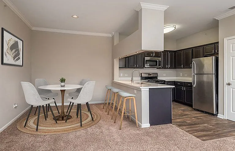 Glenmuir of Naperville Apartments — Photo 1
