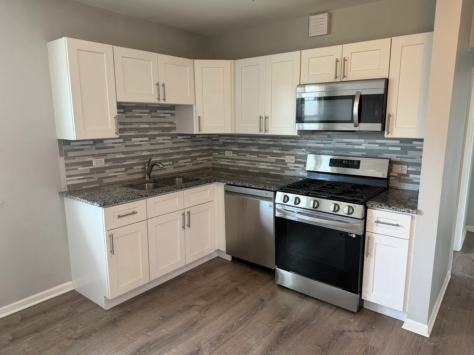 2 bed, 900 sqft, $1,699 — Photo 2