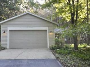 12182 Oakwood Shores St, Wayland, MI 49348