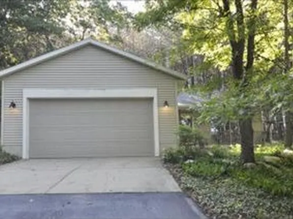 12182 Oakwood Shores St, Wayland, MI 49348