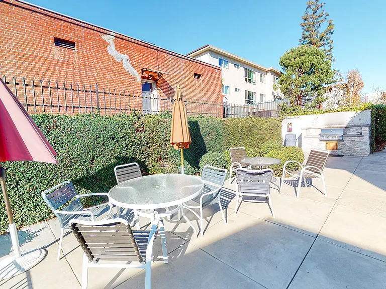 Oak Knoll Apartments Patio
