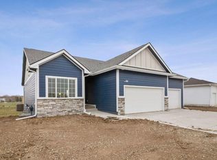 955 8th St, Waukee, IA 50253
