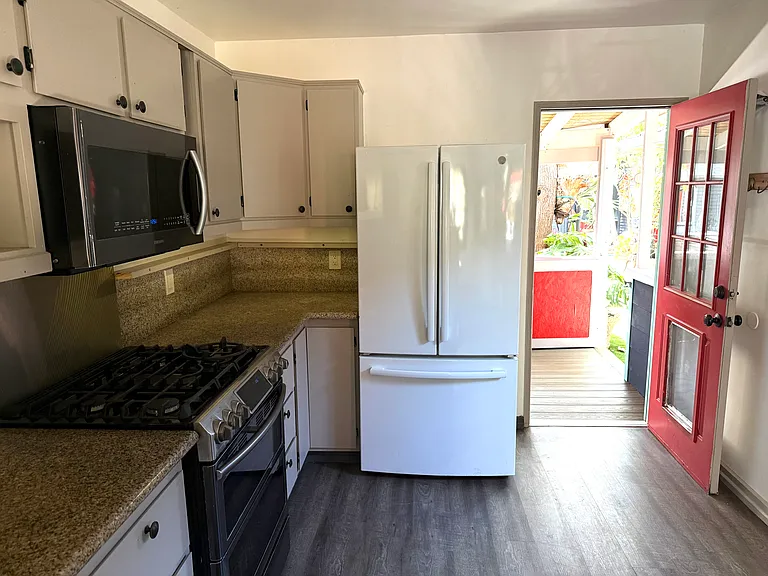 1233 Arlington Ave — Photo 2