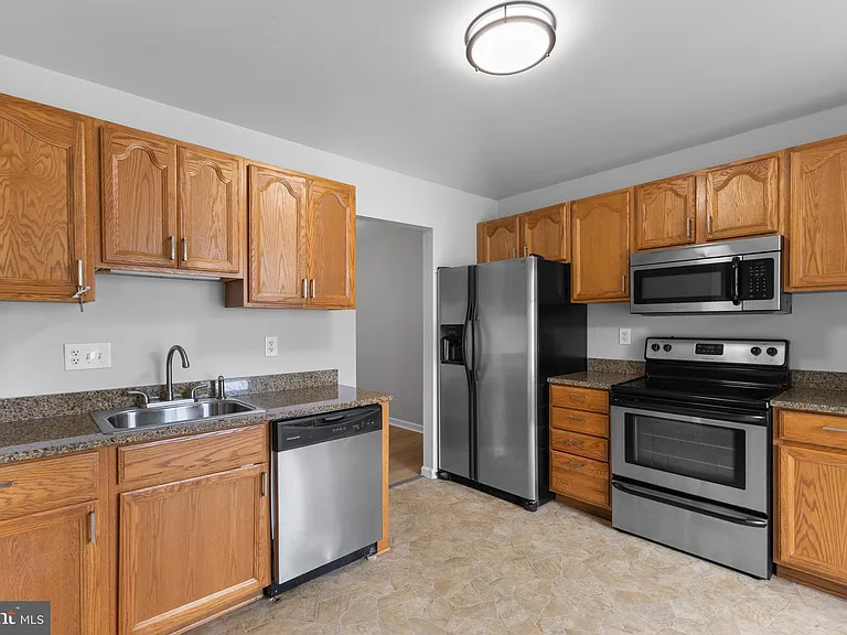 2813 Cambridge Dr — Photo 5
