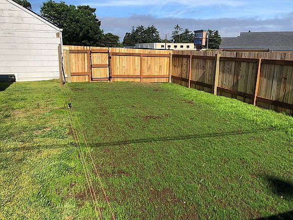 Side yard new fencing