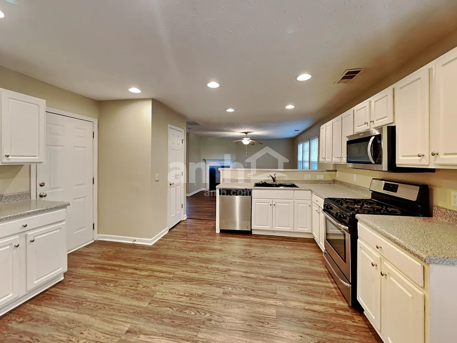 4 bed, 2.5 bath, 2136 sqft, $2,370 — Photo 4