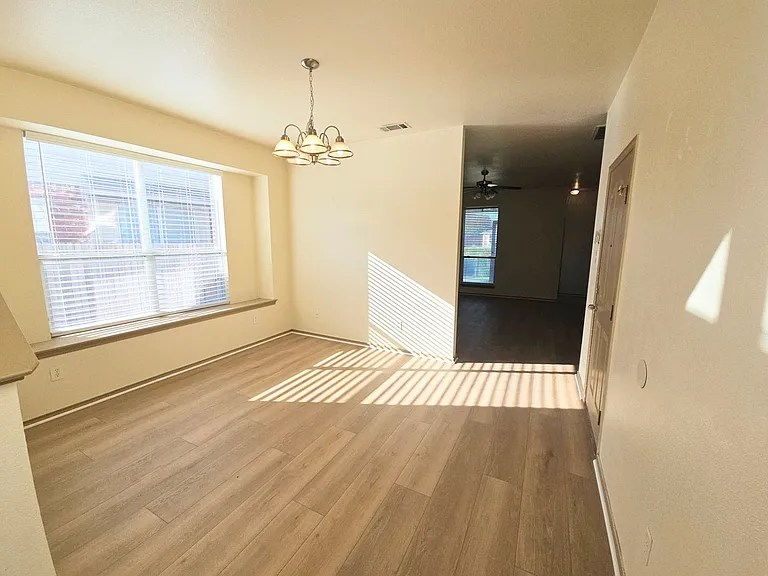 10945 Hawks Landing Rd — Photo 2