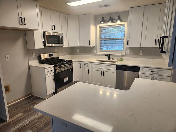 3rd image of 482 Grove Hill Dr