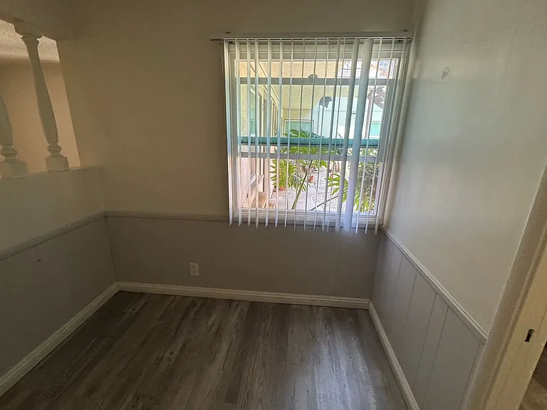 331 E Live Oak St — Photo 37