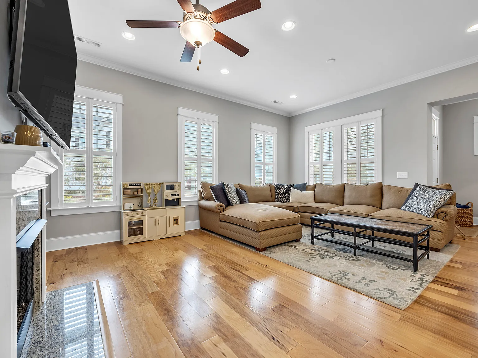 3 bed, 2342 sqft, $3,950 — Photo 3