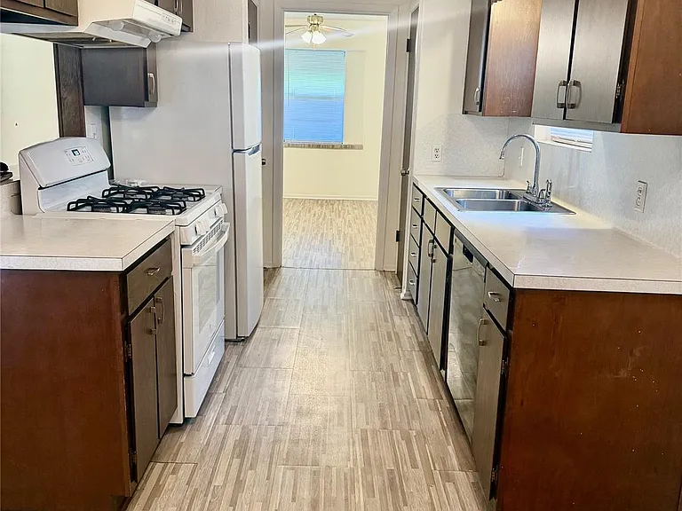 501 E Oak St — Photo 12