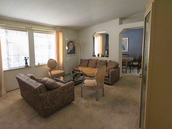 4th image of 110 NW Wrightwood Cir