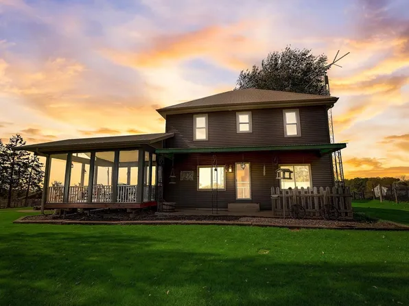 898 Log Town Road, Mineral Point, WI 53565