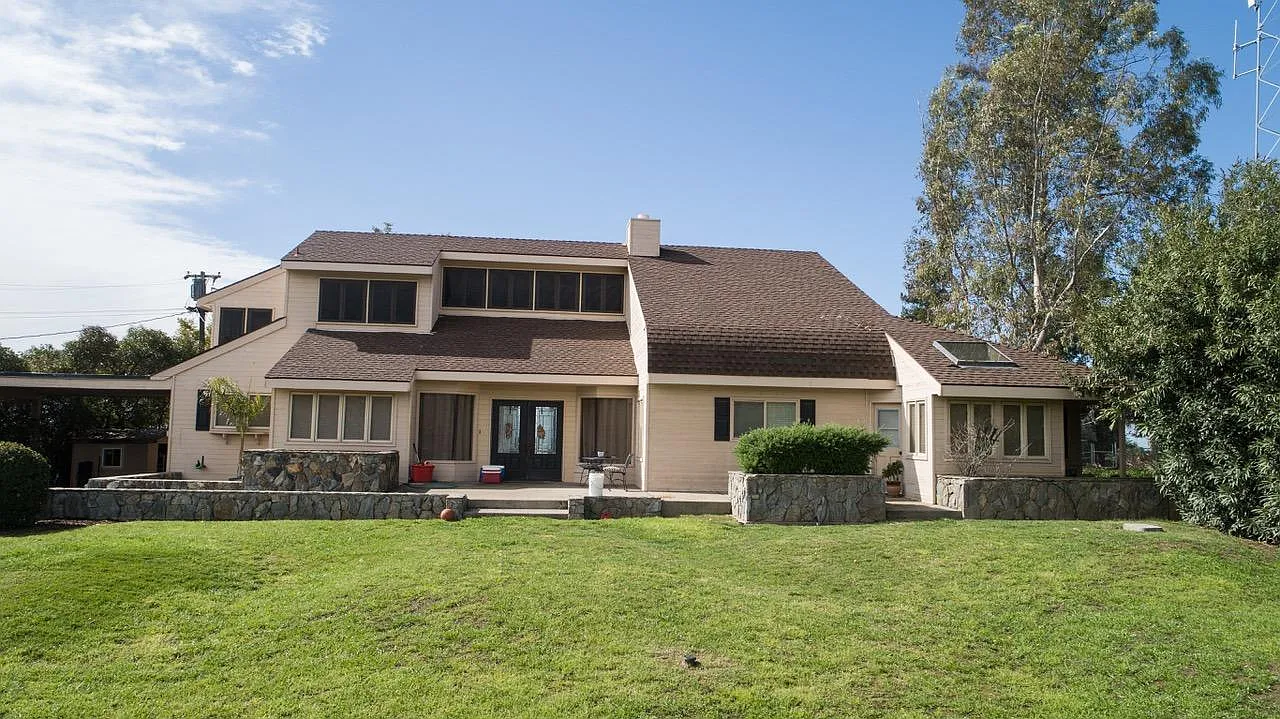1063 N Highland Dr photo 1