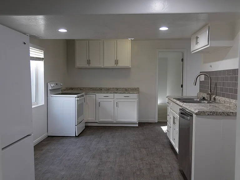 1066 E Searle Ln — Photo 5