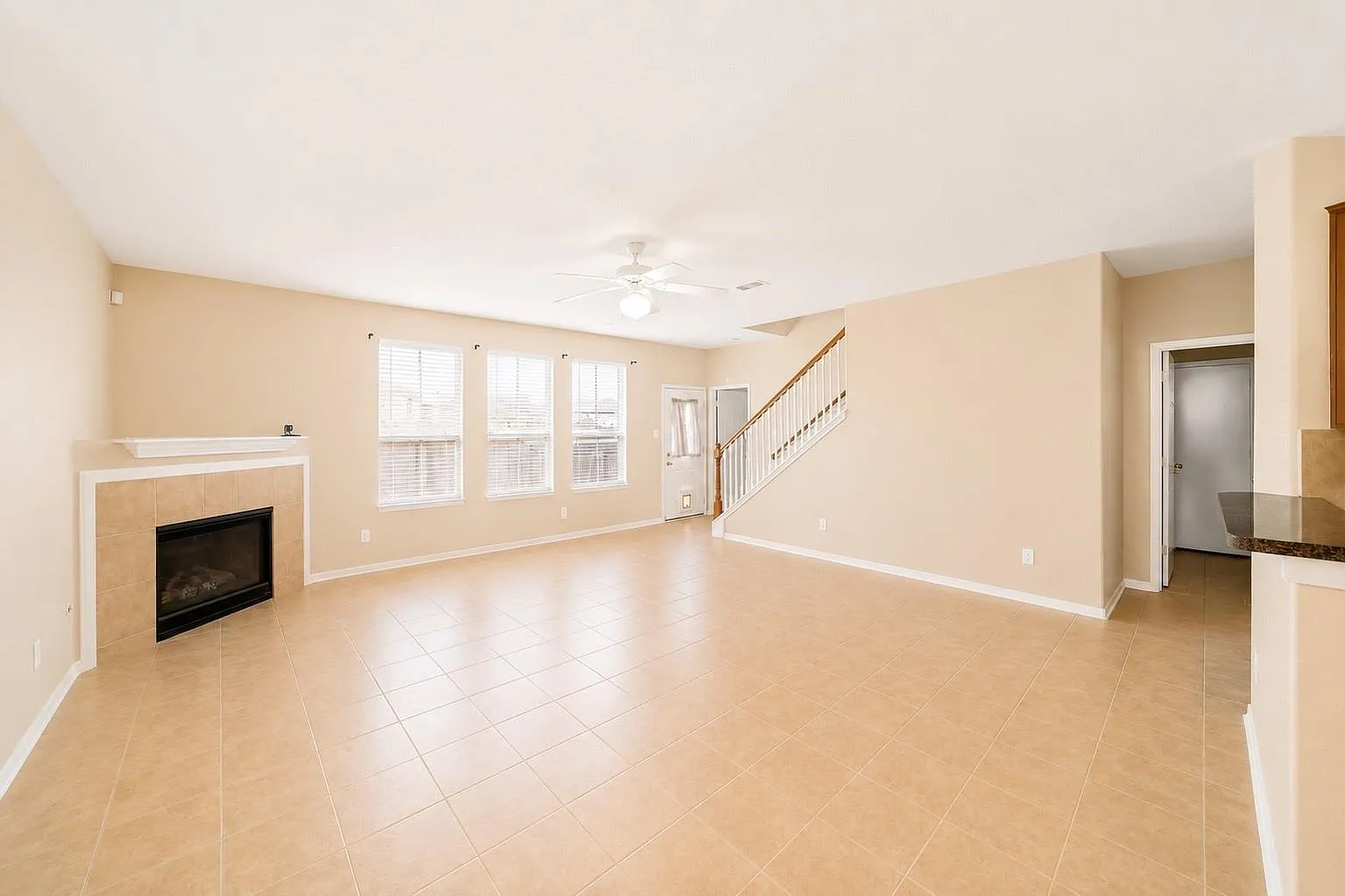 4 bed, 2.5 bath, 2384 sqft, $2,300 — Photo 3