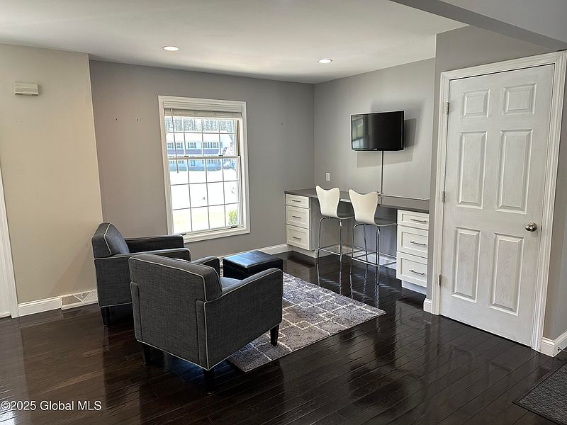 5th image of 8 Canfield Court