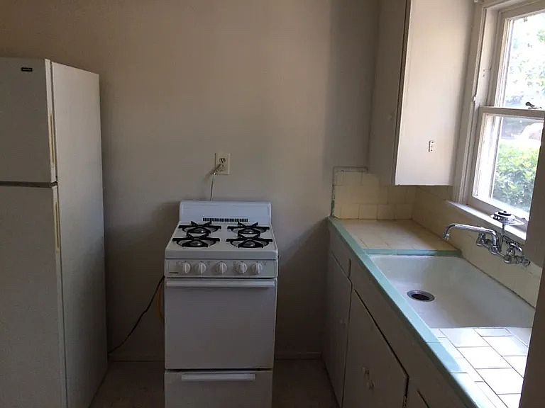 2nd image of 1372 Vallombrosa Ave Unit B