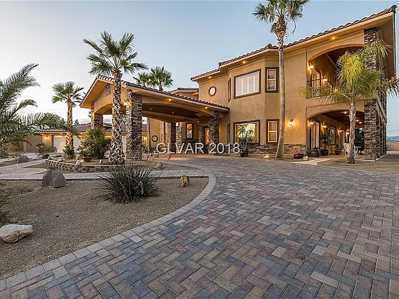 STUNNING CIRCULAR DRIVEWAY WITH PAVERS STONE COLUMNS RV PARKING ELEGANT ARCHITECTURE