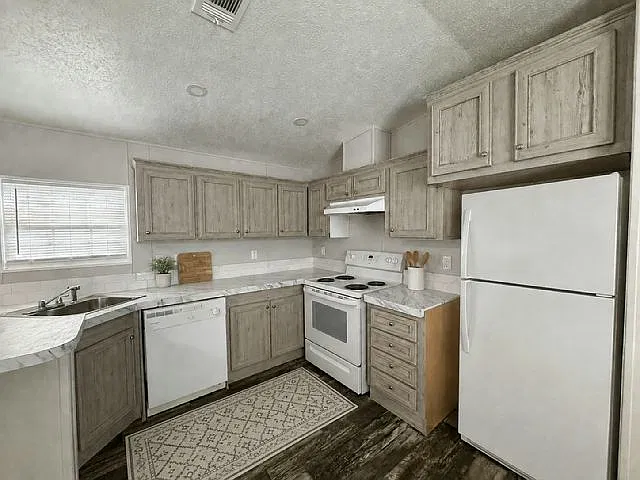 3 bed, 1056 sqft, $2,000 — Photo 3