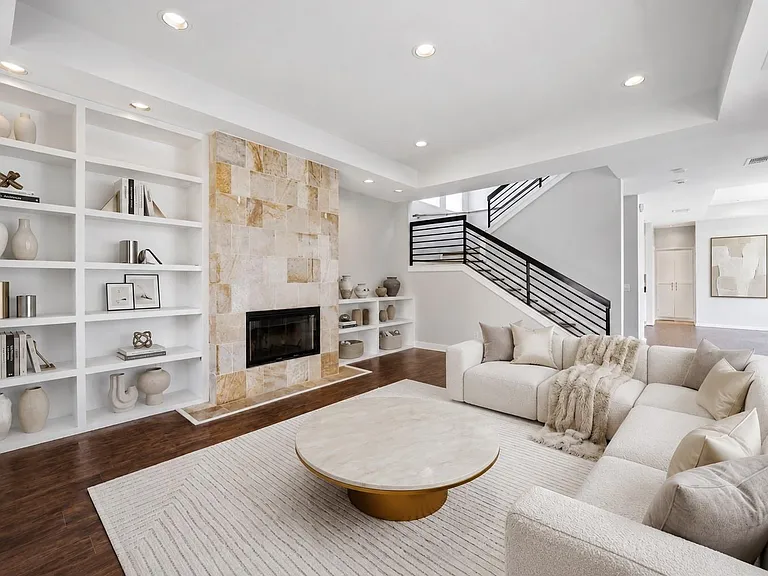 616 Lester St — Photo 1
