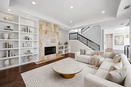 616 Lester St Photo 1