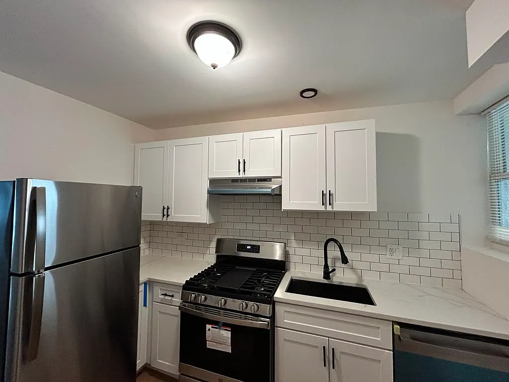 1605 W Fargo Ave - 7422-1 — Photo 1