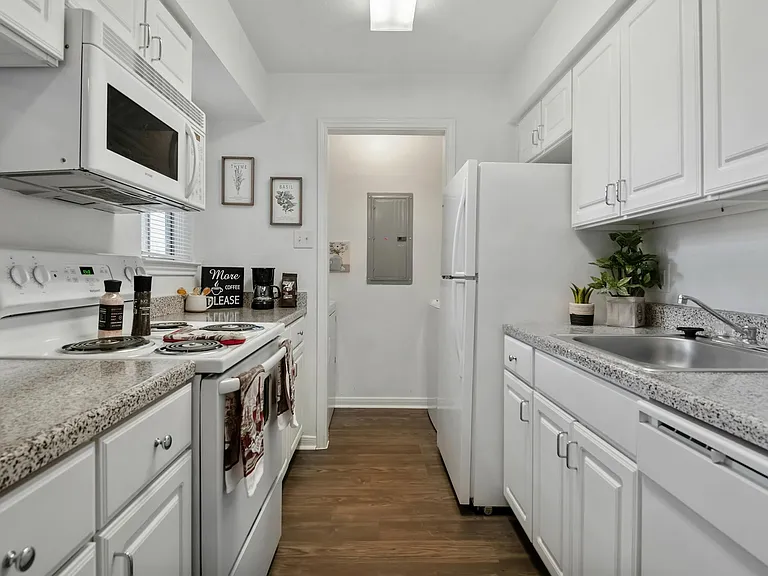 Driscoll Place | Spacious Kitchen