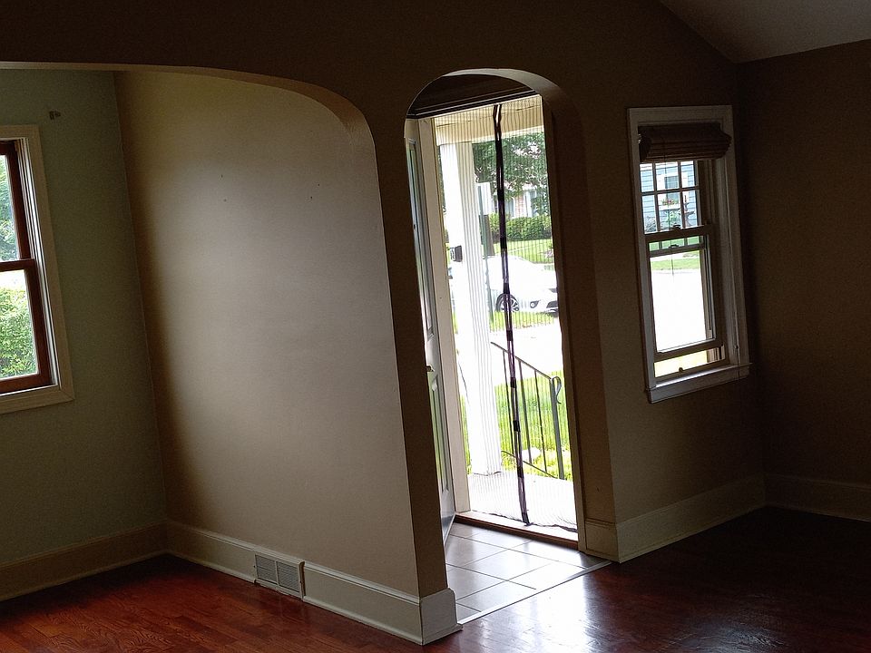 Dining room alcove faces south