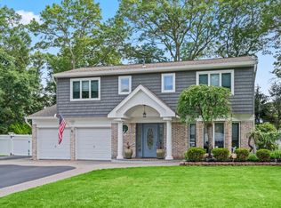 20 Tulipwood Dr, Commack, NY