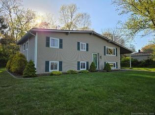 9 Surrey Ln E, Niantic, CT 06357