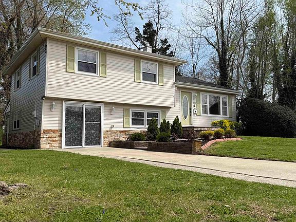 3rd image of 123 Devon Rd