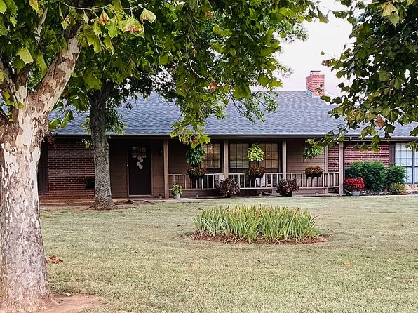 869 Hereford Dr, Elgin, OK 73538